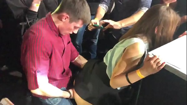 סקס אמיתי במועדון לילה רוסי. ילדה רוסייה בת 18 בפי הטבעת והנרתיק דפוקה במועדון לילה