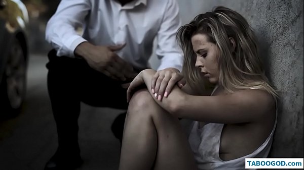 סיפורים קינקיים: ילדה מתבגרת חסרת בית